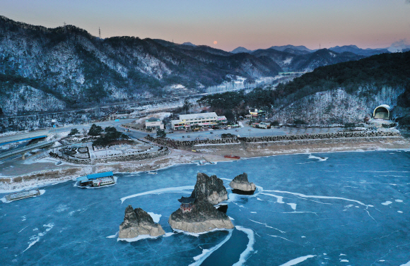 한겨울이면 ‘빙(氷)줄기’로 변하는 단양, 충주 일대의 물줄기 주변으로 독특한 미감을 가진 풍경들이 주렁주렁 매달린다. 사진은 단양의 도담삼봉. 주변 강물이 꽁꽁 얼면 얼음을 지치며 노는 사람들을 흔히 볼 수 있는데, 코로나19가 기승을 부리는 올겨울엔 인적을 찾기 어렵다.