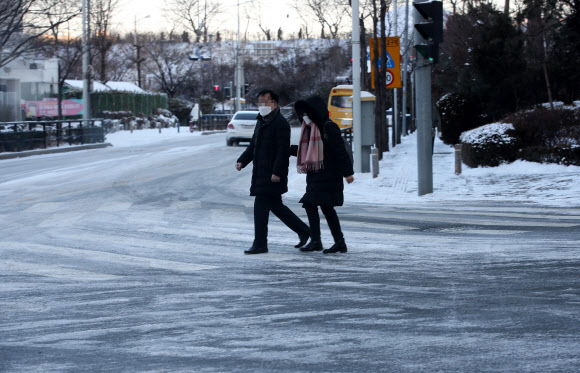 밤사이 내린 눈으로 이면도로는 미끌