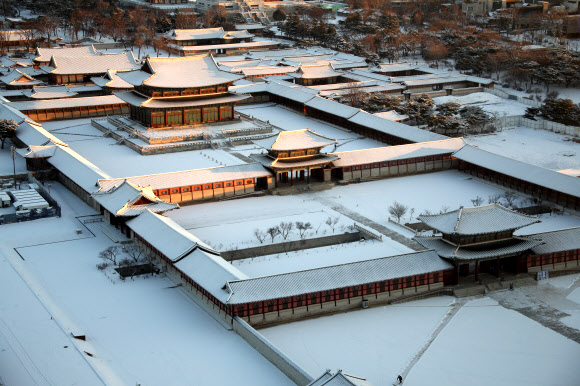 하얀 세상…아침 햇살 받는 경복궁