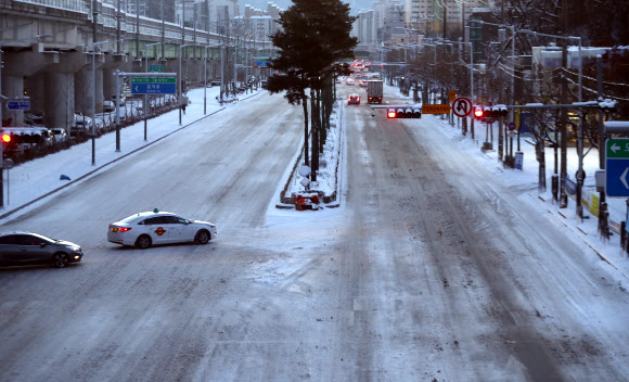 밤사이 내린 눈...거북이 운행