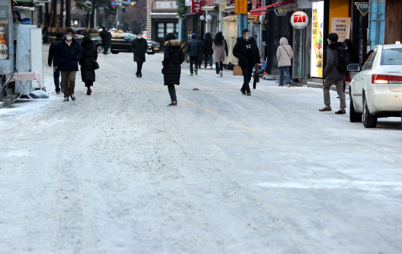 밤사이 얼어붙은 이면도로 출근길