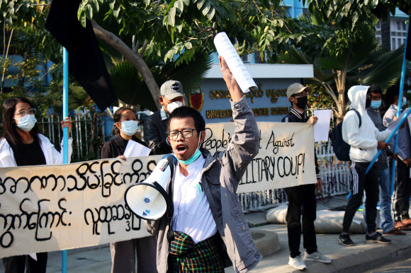 군부 쿠데타 이후 첫 거리 항의시위 나선 미얀마인들