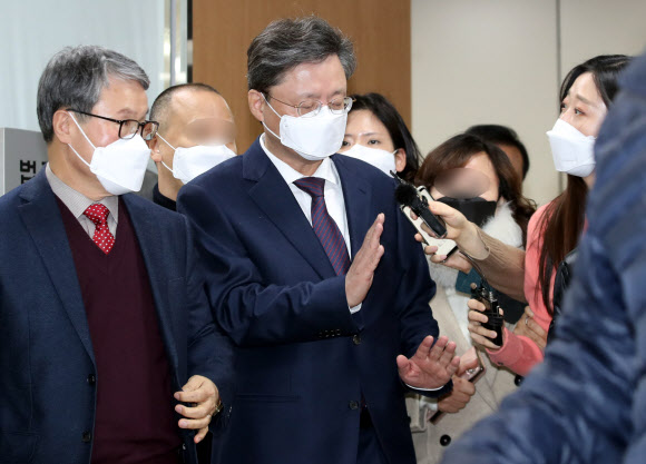 ‘국정농단 묵인·불법사찰’ 우병우 2심서 징역 1년