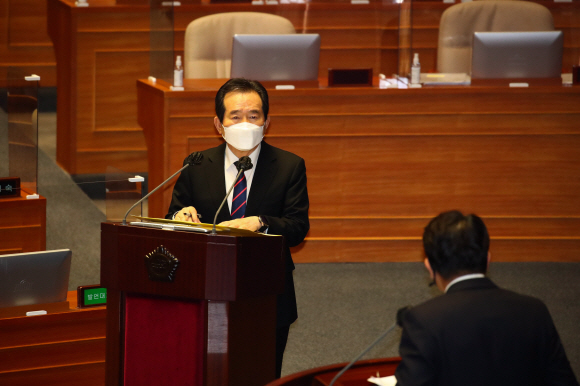 정세균 국무총리가 4일 국회 본회의에서 열린 정치외교통일안보 분야 대정부 질문에서 국민의힘 권성동 의원의 질문에 답변하고 있다. 2021. 2. 4 김명국 선임기자 daunso@seoul.co.kr