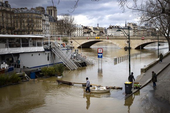 5일(현지시간) 프랑스 집중 호우로 파리의 센 강이 범람해 주변 도로가 물에 잠겨있다. EPA 연합뉴스
