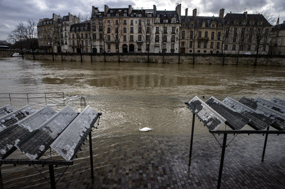 5일(현지시간) 프랑스 집중 호우로 파리의 센 강이 범람해 주변 도로가 물에 잠겨있다. EPA 연합뉴스