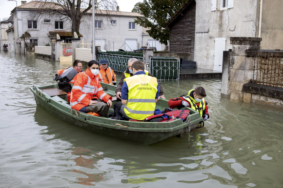 구조대원이 5일(현지시간) 프랑스 남서부 앙굴렘 인근 지역이 홍수로 물에 잠기자 보트를 이용해 주민들을 구조하고 있다. AP 연합뉴스