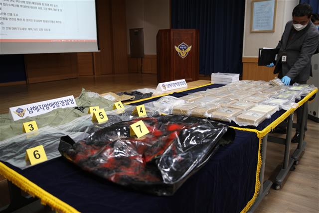 부산항에 들어온 외국 컨테이너선에서 시가 1050억원 상당의 코카인이 적발됐다. 남해지방해양경찰청에 따르면 지난달 19일 부산신항에 입항한 라이베리아 국적 14만톤급 컨테이너선 A호에서 시가 1050억원 상당의 코카인 35kg이 발견돼 압수됐다.2021.2.6 남해해경청 제공