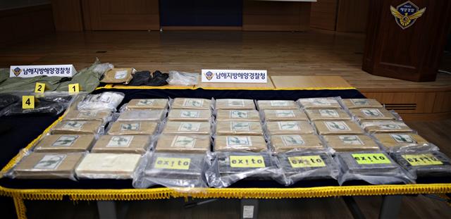 부산항에 들어온 외국 컨테이너선에서 시가 1050억원 상당의 코카인이 적발됐다. 남해지방해양경찰청에 따르면 지난달 19일 부산신항에 입항한 라이베리아 국적 14만톤급 컨테이너선 A호에서 시가 1050억원 상당의 코카인 35kg이 발견돼 압수됐다. 2021.2.6 남해해경청 제공