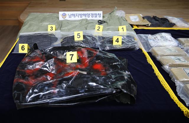 부산항에 들어온 외국 컨테이너선에서 시가 1050억원 상당의 코카인이 적발됐다. 남해지방해양경찰청에 따르면 지난달 19일 부산신항에 입항한 라이베리아 국적 14만톤급 컨테이너선 A호에서 시가 1050억원 상당의 코카인 35kg이 발견돼 압수됐다. 2021.2.6 남해해경청 제공