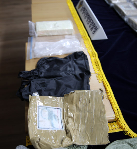 부산신항에 입항한 외국 국적 컨테이너선에서 100만명이 동시에 투약할 수 있는 시가 1천억원 상당 코카인이 압수됐다.  남해지방해양경찰청은 지난 1월 19일 부산신항에 입항한 아프리카 라이베리아 국적 14만t급 컨테이너선 A호에서 시가 1천50억원 상당 코카인 35㎏을 발견해 압수했다고 6일 밝혔다. 35㎏은 100만명이 동시에 투약할 수 있는 분량이다. 2021.2.6  남해지방해양경찰청 제공