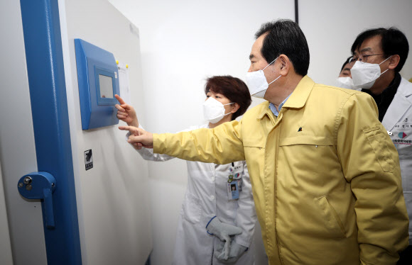 정세균 국무총리가 6일 서울 중구 국립중앙의료원 코로나19 백신 중앙예방접종센터 백신 냉동보관실을 둘러보며 점검하고 있다. 2021.2.6  연합뉴스