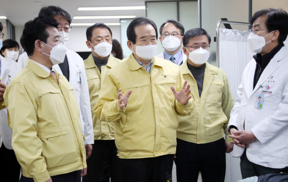 정세균 국무총리가 6일 서울 중구 국립중앙의료원 코로나19 백신 중앙예방접종센터를 방문해 문진표를 작성하고 체온을 측정하는 대기구역과 예진과 백신 접종을 시행하는 접종구역, 접종 후 이상반응을 모니터링하는 관찰구역을 차례로 둘러보며 당부 말을 하고 있다. 2021.2.6  연합뉴스