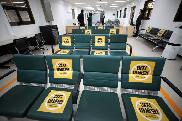 6일 서울 중구 국립중앙의료원 코로나19 백신 중앙예방접종센터. 문진표를 작성하고 체온을 측정하는 대기구역이 준비를 마쳤다. 2021.2.6  연합뉴스