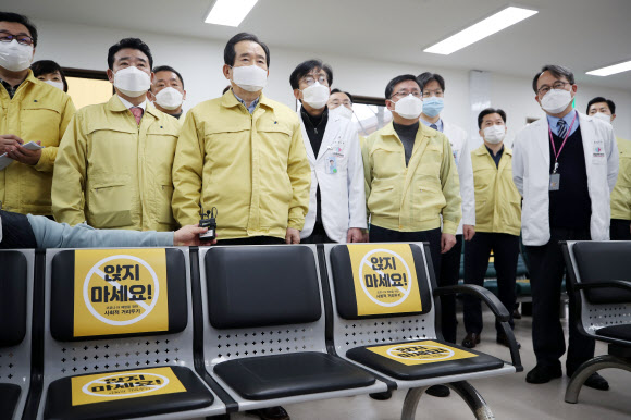 정세균 국무총리가 6일 서울 중구 국립중앙의료원 코로나19 백신 중앙예방접종센터를 방문해 문진표를 작성하고 체온을 측정하는 대기실을 둘러보며 당부 말을 하고 있다. 2021.2.6  연합뉴스