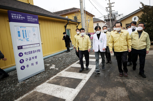 정세균 국무총리가 6일 서울 중구 국립중앙의료원 코로나19 백신 중앙예방접종센터를 방문해 문진표를 작성하고 체온을 측정하는 대기실을 둘러본 후 이동하고 있다. 2021.2.6  연합뉴스