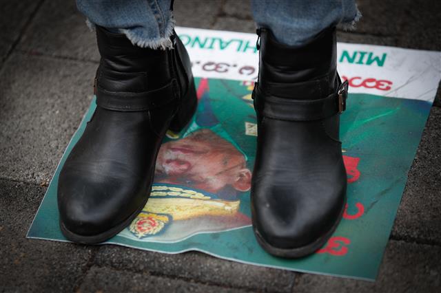 미얀마 정보 커뮤니티 미야비즈 회원 등 재한미얀마인들이 6일 서울 성동구 미얀마대사관 국방 및 해군, 공군 무관부 인근에서 열린 ‘미얀마 군부 쿠데타 반대와 민간 정부 정권 이양 촉구 집회’에서 쿠데타 후 통치권을 장악한 민 아웅 흘라잉 군 총사령관의 사진을 밟고 있다. 2021.2.6 뉴스1