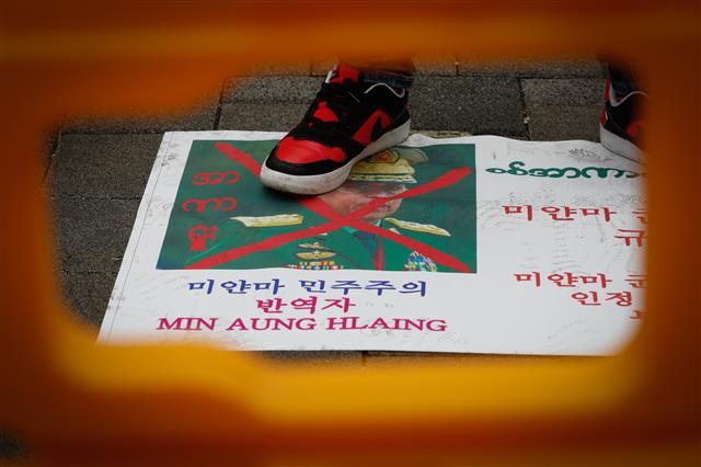 미얀마 정보 커뮤니티 미야비즈 회원 등 재한미얀마인들이 6일 서울 성동구 미얀마대사관 국방 및 해군, 공군 무관부 인근에서 열린 ‘미얀마 군부 쿠데타 반대와 민간 정부 정권 이양 촉구 집회’에서 쿠데타 후 통치권을 장악한 민 아웅 흘라잉 군 총사령관의 사진을 밟고 있다. 2021.2.6 뉴스1