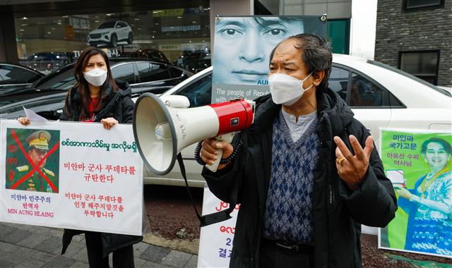 얀나이툰 버마민족민주동맹·협력위원회(국제) 한국회장이 6일 서울 성동구 미얀마대사관 국방 및 해군, 공군 무관부 인근에서 열린 ‘미얀마 군부 쿠데타 반대와 민간 정부 정권 이양 촉구 집회’에서 발언하고 있다. 2021.2.6 뉴스1