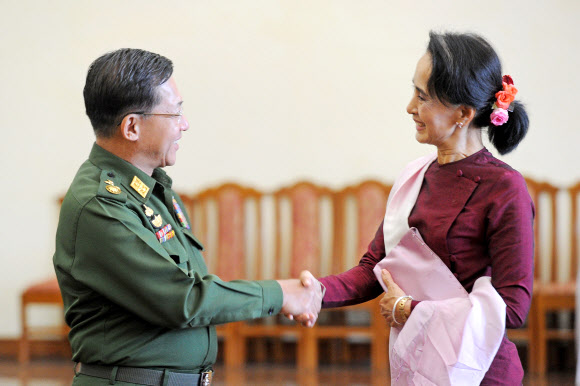 미얀마군의 민 아웅 흘라잉(왼쪽) 최고사령관이 2015년 12월 2일 수도 네피도에 있는 자신의 집무실에서 집권 민주주의 민족동맹(NLD) 지도자인 아웅산 수치와 악수를 하는 모습. 연합뉴스