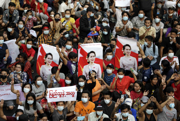 6일(현지시간) 미얀마 양곤에서 시민들이 아웅산 수치 국가고문의 석방을 촉구하며 시위를 벌이고 있다. 양곤 EPA 연합뉴스