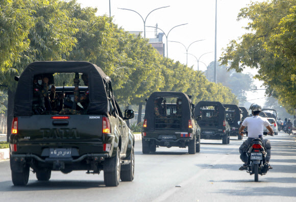 3일(현지시간) 미얀마 만달레이에서 군용 트럭이 줄지어 가고 있다. 만달레이 AP 연합뉴스