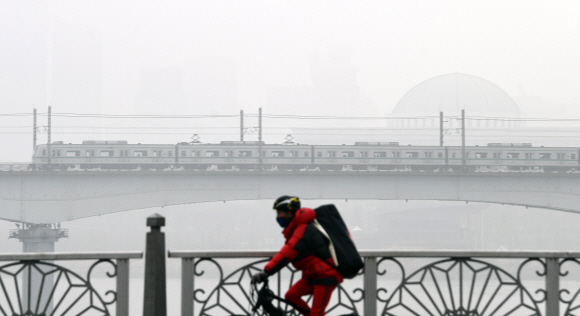 짙은 안개와 미세먼지로 가시거리가 짧아진 7일 서울 양화대교 바라본 한강 인근이 뿌옇다. 2021 .2. 7 박윤슬 기자 seul@seoul.co.kr