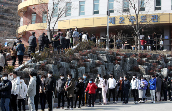 추모관에 줄 선 시민들
