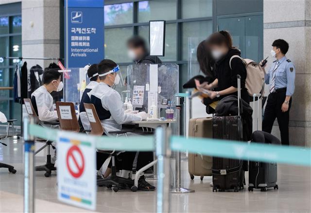 코로나19 해외 유입 확진자가 늘어나고 영국발 등 변이 바이러스 감염도 늘어나는 가운데 7일 인천국제공항 제1여객터미널에서 입국자들이 공항을 나서고 있다. 뉴스1