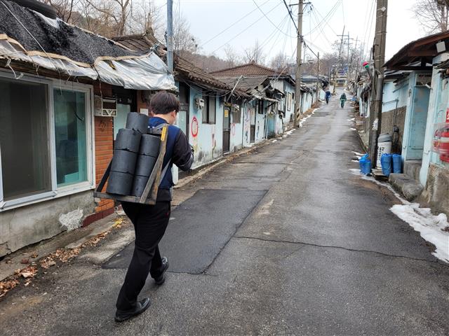 지난 6일 최영권 기자가 서울 노원구 백사마을에서 연탄 배달 자원봉사를 하고 있다.