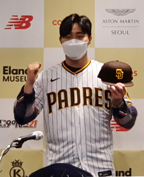 샌디에이고 파드리스와 계약한 김하성이 8일 서울시 영등포구 여의도동 켄싱턴 호텔에서 열린 기자회견 말미에 구단 유니폼을 입고 기념 촬영을 하고 있다. 2021.2.8  연합뉴스