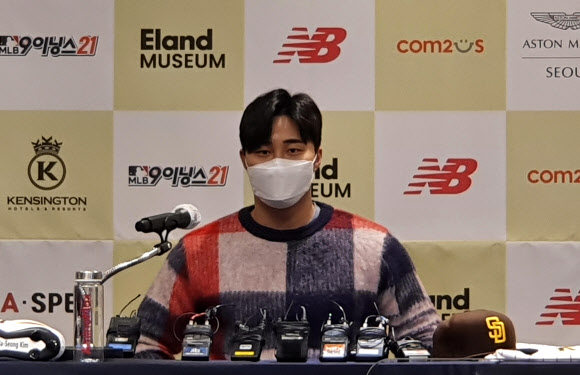 샌디에이고 파드리스와 계약한 김하성이 8일 서울시 영등포구 여의도동 켄싱턴 호텔에서 열린 기자회견 중 취재진의 질문을 듣고 있다. 2021.2.8  연합뉴스
