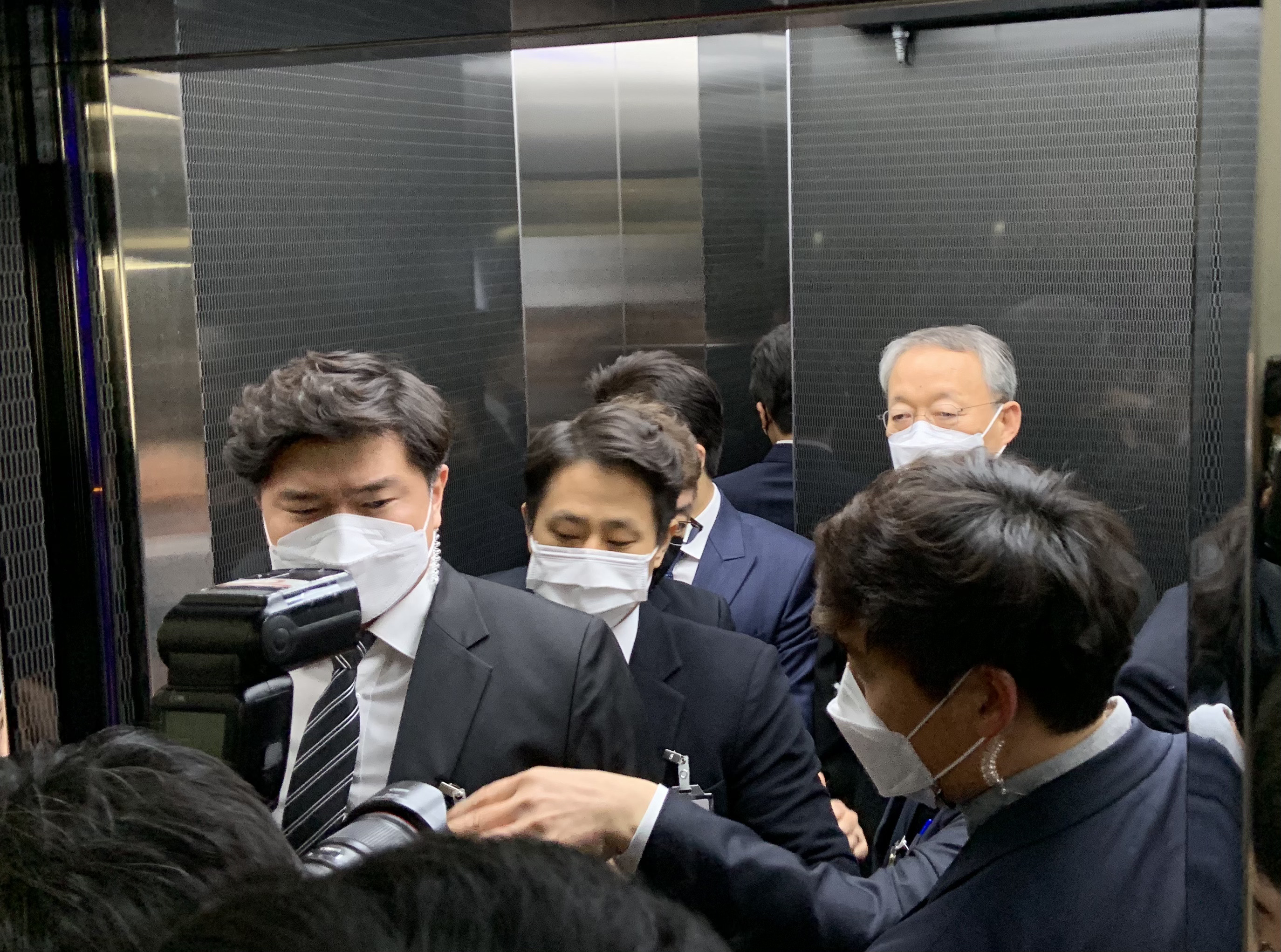 백운규 전 산업부 장관(맨 오른쪽)이 8일 대전지법 301호 법정에서 열리는 영장 실질심사를 받기 위해 법원 엘리베이터를 타고 있다.