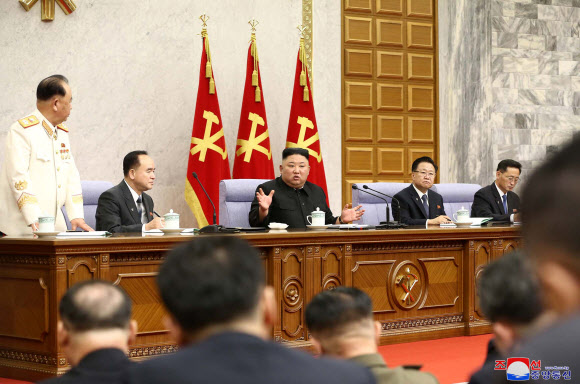 일어서서 경청하는 리병철 북한 당 중앙군사위원회 부위원장