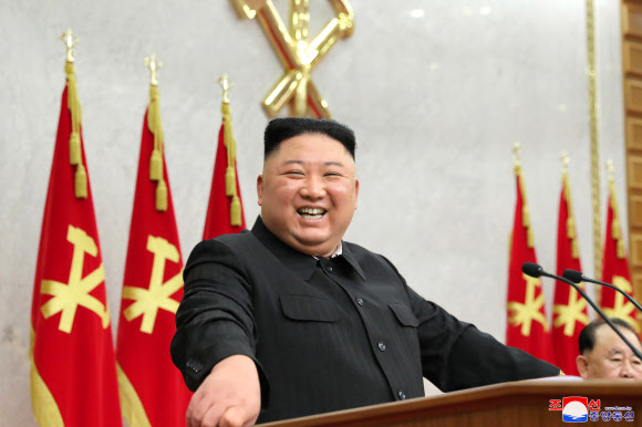 활짝 웃는 김정은…당 전원회의 열고 올해 경제계획 논의