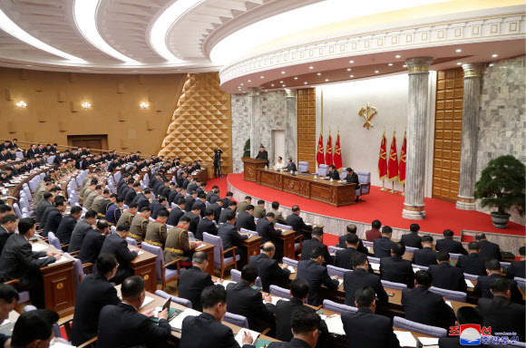 김정은, 당 전원회의 지도…주석단에 리병철·조용원·최룡해·김덕훈