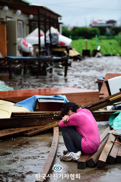 한국사진기자협회(회장 안주영)가 주최한 제57회 한국보도사진전에서 피처, 부문 가작을 수상한 서울신문 박윤슬 기자의 ‘망연자실’  한국보도사진상은 스팟, 제너럴, 피처, 네이처, 스포츠 등 총 11개부문에 걸쳐 수상작이 결정된다. 전국 신문, 통신사, 온라인매체 등에 소속된 500여명의 사진기자들이 2020년 한 해 동안 정치, 경제, 사회, 문화, 스포츠 등 국내외 다양한 현장에서 취재한 보도사진 중에서 언론사 사진부장 및 외부 전문가 등으로 구성된 심사위원들이 수상작을 가려냈다. 2021.2.9. 한국사진기자협회 제공