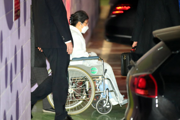 병원 퇴원해 구치소 향하는 박근혜 전 대통령