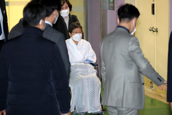 병원 퇴원해 구치소 향하는 박근혜 전 대통령