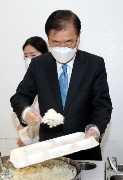 구내식당 이용하는 정의용 신임 외교부 장관