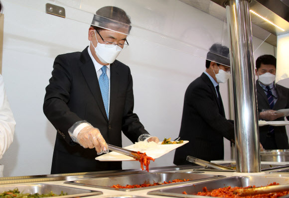 음식 배식하는 정의용 신임 외교부 장관