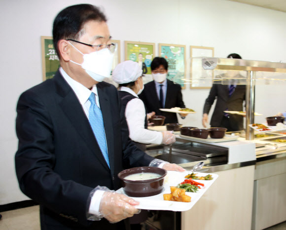 정의용 신임 외교부 장관, 구내식당 이용