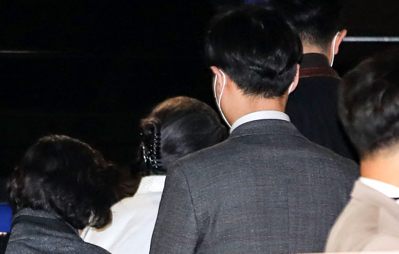 쪽진 머리하고 호송차 탑승하는 박근혜 전 대통령