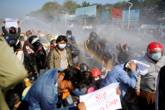 경찰 물대포 맞는 미얀마 쿠데타 항의 시위대