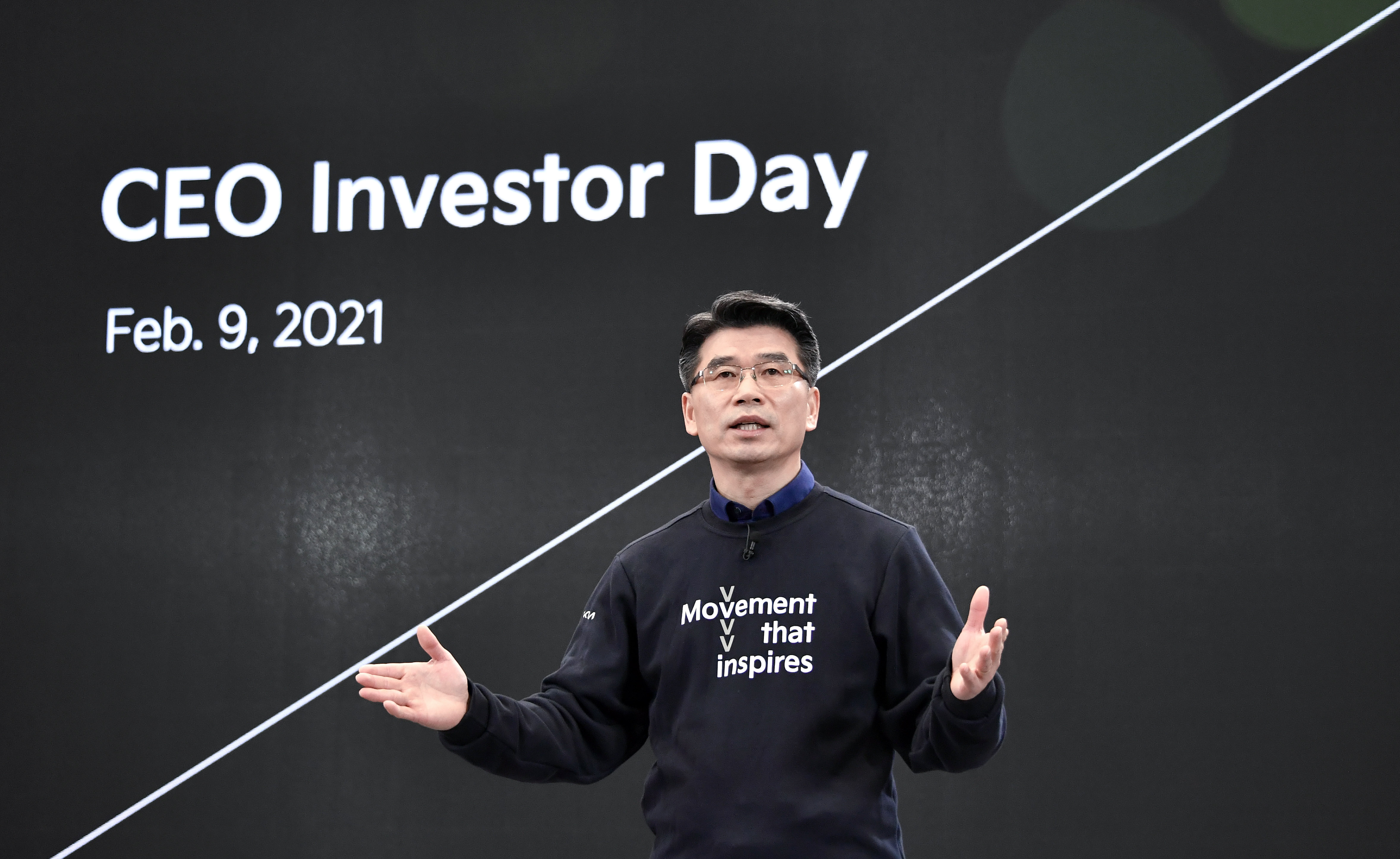 송호성 기아차 사장이 9일 온라인으로 열린 ‘최고경영자(CEO) 인베스터 데이’ 행사에서 기아의 중장기 전기차 전략과 재무·투자 전략을 발표하고 있다.  기아 제공
