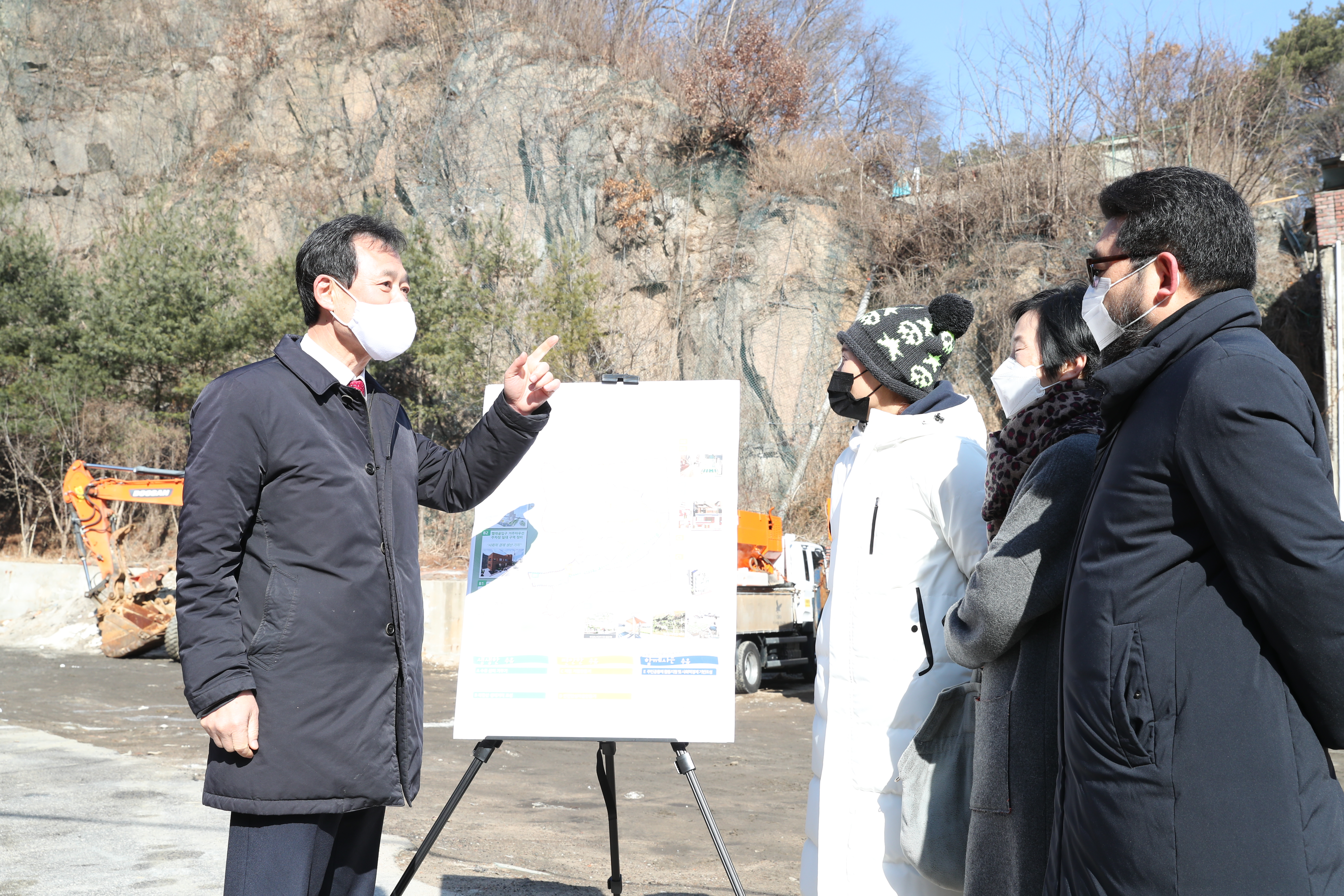 박겸수(맨 왼쪽) 강북구청장이 지난 3일 수유1동 주민협의체 관계자들과 북한산생태공원 조성을 주제로 이야기를 나누고 있다. 2021.2.11. 강북구 제공