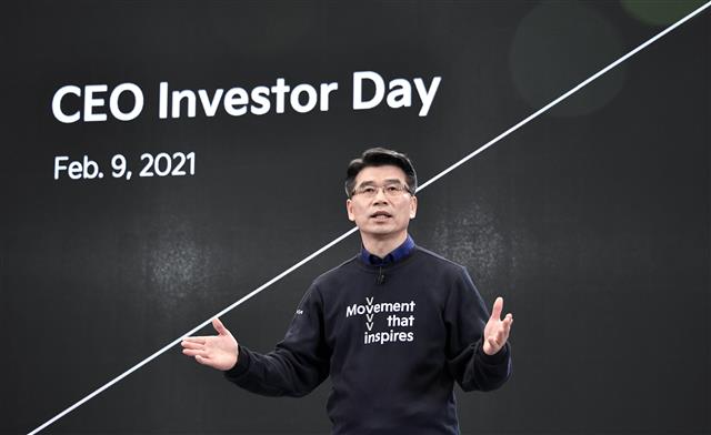 송호성 기아 사장이 9일 온라인으로 열린 ‘최고경영자(CEO) 인베스터 데이’ 행사에서 기아의 중장기 전기차 전략과 재무·투자 전략을 발표하고 있다. 기아 제공