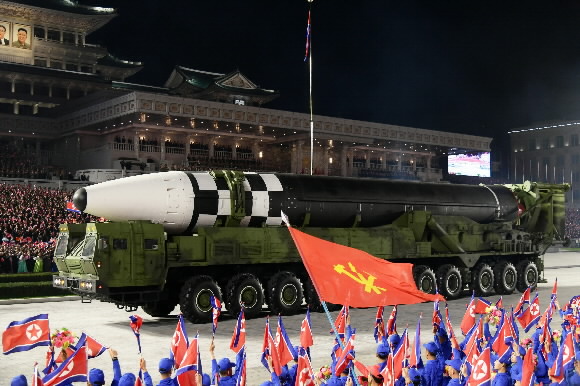 북한이 지난해 10월 노동당 창건 75주년 기념 열병식에서 처음 공개한 대륙간탄도미사일(ICBM) 화성 16형. 서울신문DB