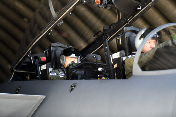 9일 오후 공군 제11전투비행단을 방문해 올해 첫 지휘비행에 나선 이성용 공군참모총장이 F-15K 전투기에 탑승해 비행 점검을 하고 있다. 2021.2.9  공군 제공