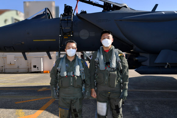 이성용 공군참모총장이 9일 오후 공군 제11전투비행단에서 새해 첫 지휘비행을 마치고, 비행에 나선 임무조종사와 기념촬영을 하고 있다. 2021.2.9  공군 제공